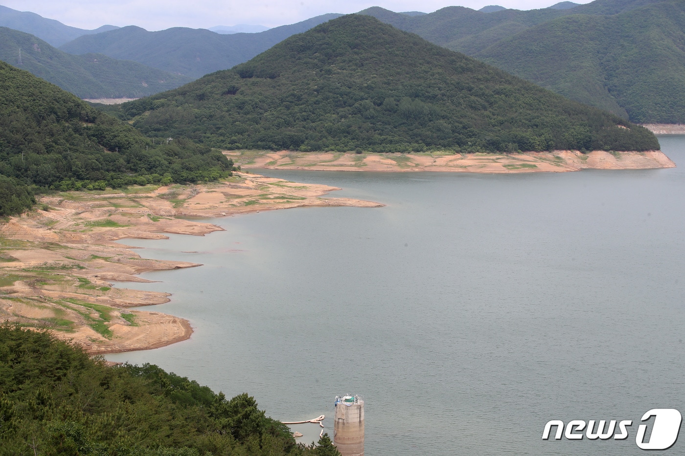 가뭄으로 인해 경북 청도군 운문댐 수위가 낮아지면서 곳곳에 물이 말라 가장자리 땅이 드러난 모습. ⓒ News1 공정식 기자