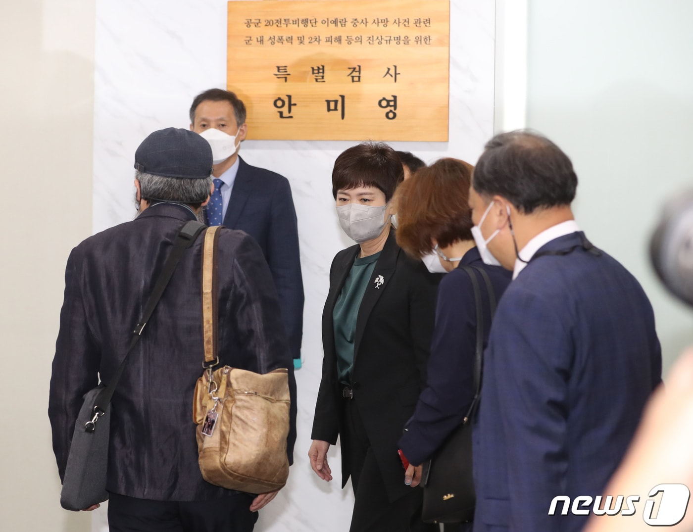 이주완 故 이예람 중사의 아버지(왼쪽)가 지난 6월13일 서울 서대문구 특검 사무실에서 이 중사의 사망 사건을 수사하는 안미영 특별검사(초록색 옷)와의 면담을 위해 입장하고 있다. 2022.6.13/뉴스1 ⓒ News1 이성철 기자