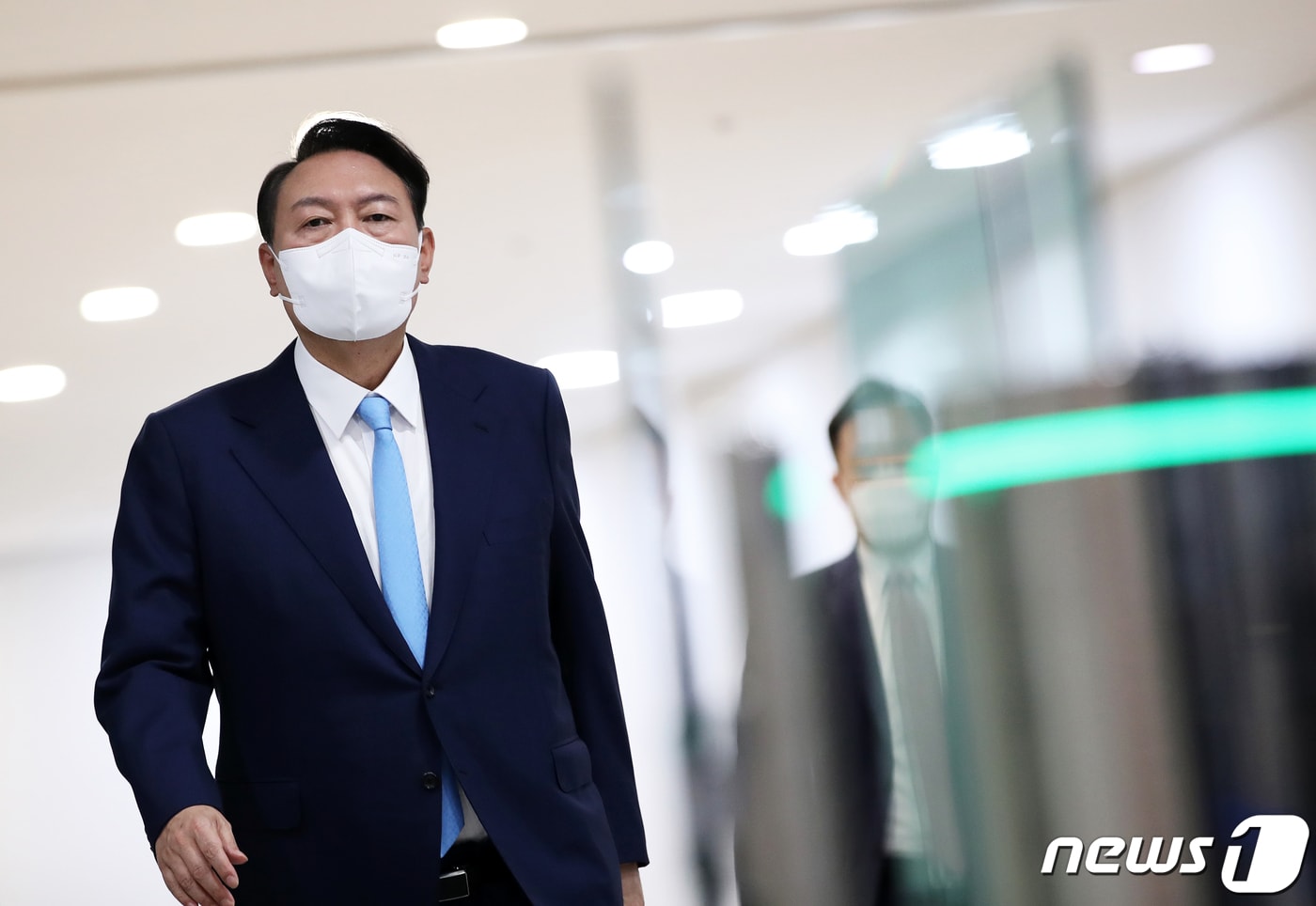 윤석열 대통령이 14일 오전 용산 대통령실 청사로 출근하고 있다. 대통령실사진기자단 2022.6.14/뉴스1 ⓒ News1 오대일 기자