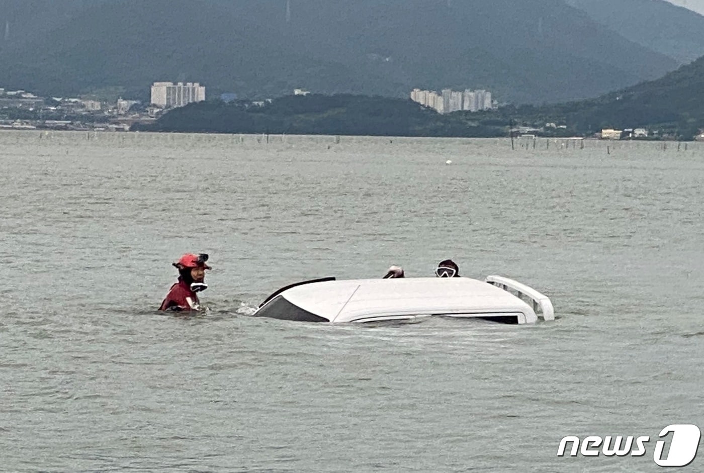 사천 비토섬과 월등도 사이의 바닷길에 빠진 포터 차량(사천해경 제공). ⓒ 뉴스1