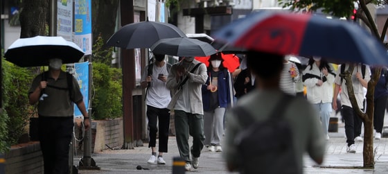 전북 전주시 전북대학교에서 우산을 쓴 학생들이 교정을 걷고 있다. 2022.6.14/뉴스1 ⓒ News1 유경석 기자