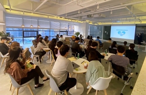 사내 교육 프로그램 활동 중인 크리마(크리마 제공)ⓒ 뉴스1