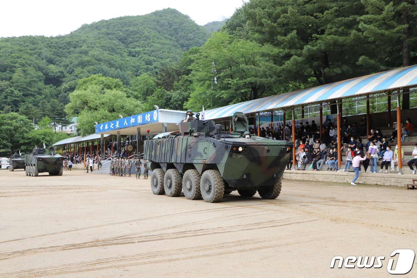 2년6개월 만에 대면 행사로 진행된 육군 7사단 수료식에서 차륜형장갑차가 기동하고 있다.(육군 7사단 제공) 2022.6.15/뉴스1