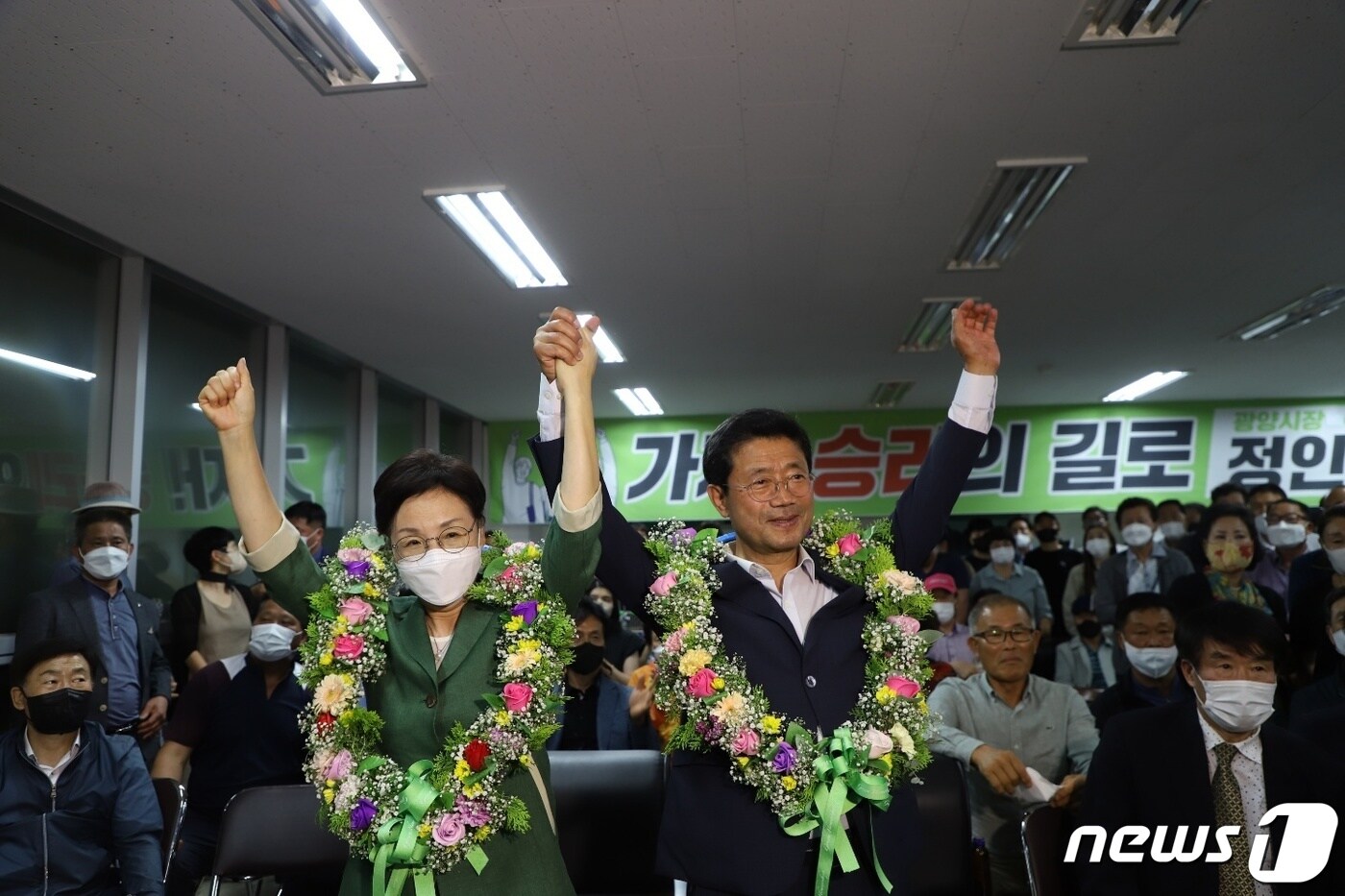 정인화 무소속 광양시장 후보가 사무실에서 당선이 확정되자 지지자들과 함께 기쁨을 나누고 있다(정인화 당선자 캠프 제공)2022.6.2/.
