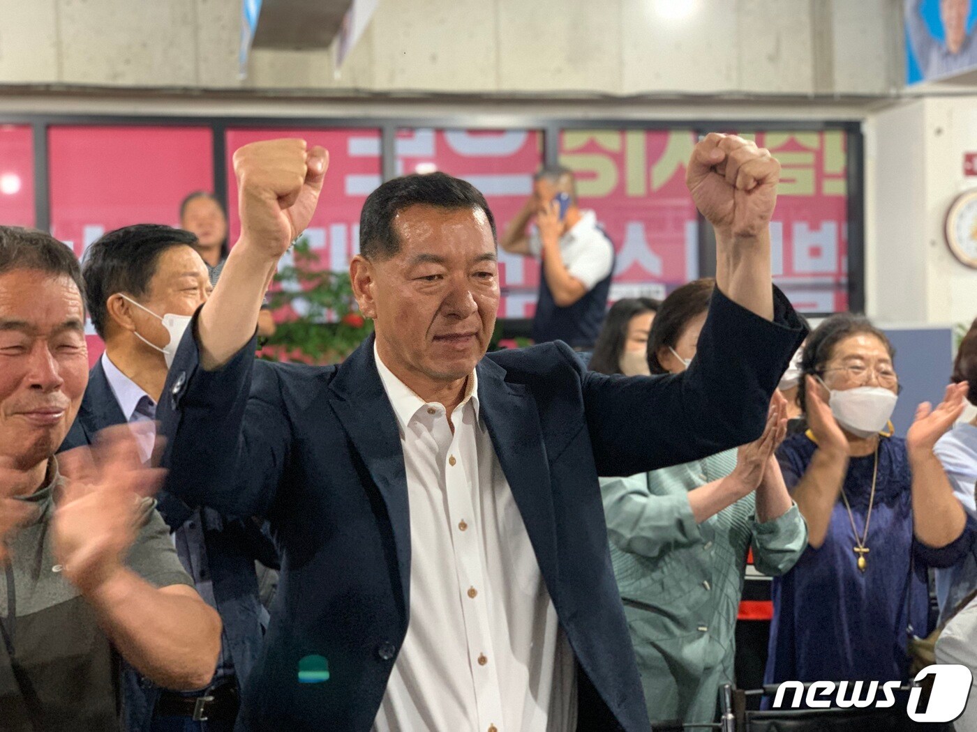 국민의힘 최원철(57) 충남 공주시장 후보가 당선됐다. 최 후보는 더불어민주당 김정섭 후보를 10.7%p차로 누르고 당선을 확정 지었다.(최 후보 캠프 제공)ⓒ 뉴스1