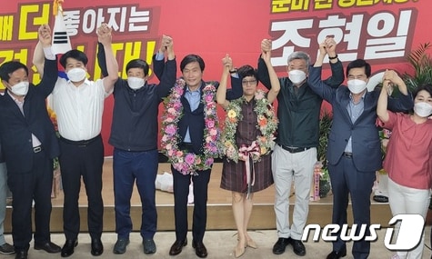 조현일 경산시장 당선인이 2일 지지자들과 기뻐하고 있다 (조현애일 당선인 제공)2022.6.2/ⓒ 뉴스1