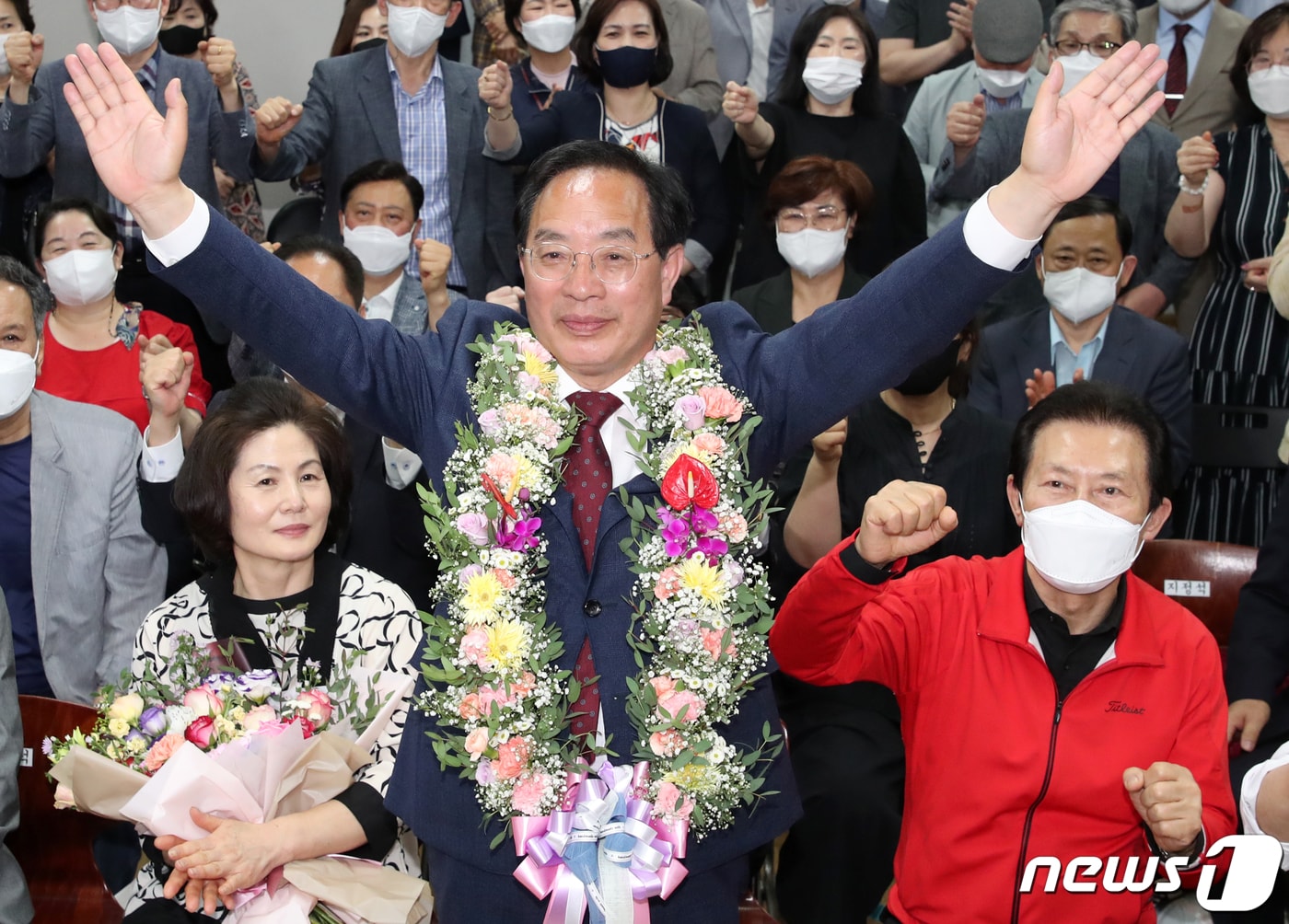 하윤수 부산 교육감 후보가 2일 부산시 부산진구 선거사무소에서 당선이 확실해지자 꽃목걸이를 하고 환호하고 있다. 2022.6.2/뉴스1 ⓒ News1 김영훈 기자