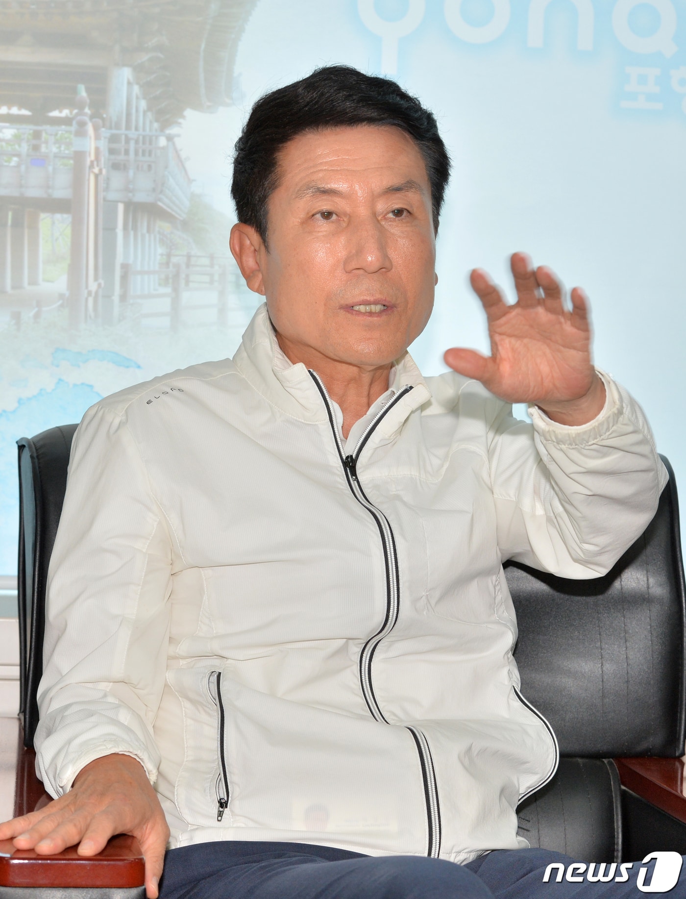 이강덕 경북 포항시장이 2일 시청 브리핑룸에서 당선 인사를 하고 있다. 이 시장은 "이번 선거에서 승리는 자신이 아닌 위대한 포항시민이 이뤄낸 결과라며 통합과 상생을 위해 최선을 다해 시민을 위한 시정을 이끌겠다＂고 말했다.2022.6.2/뉴스1 ⓒ News1 최창호 기자