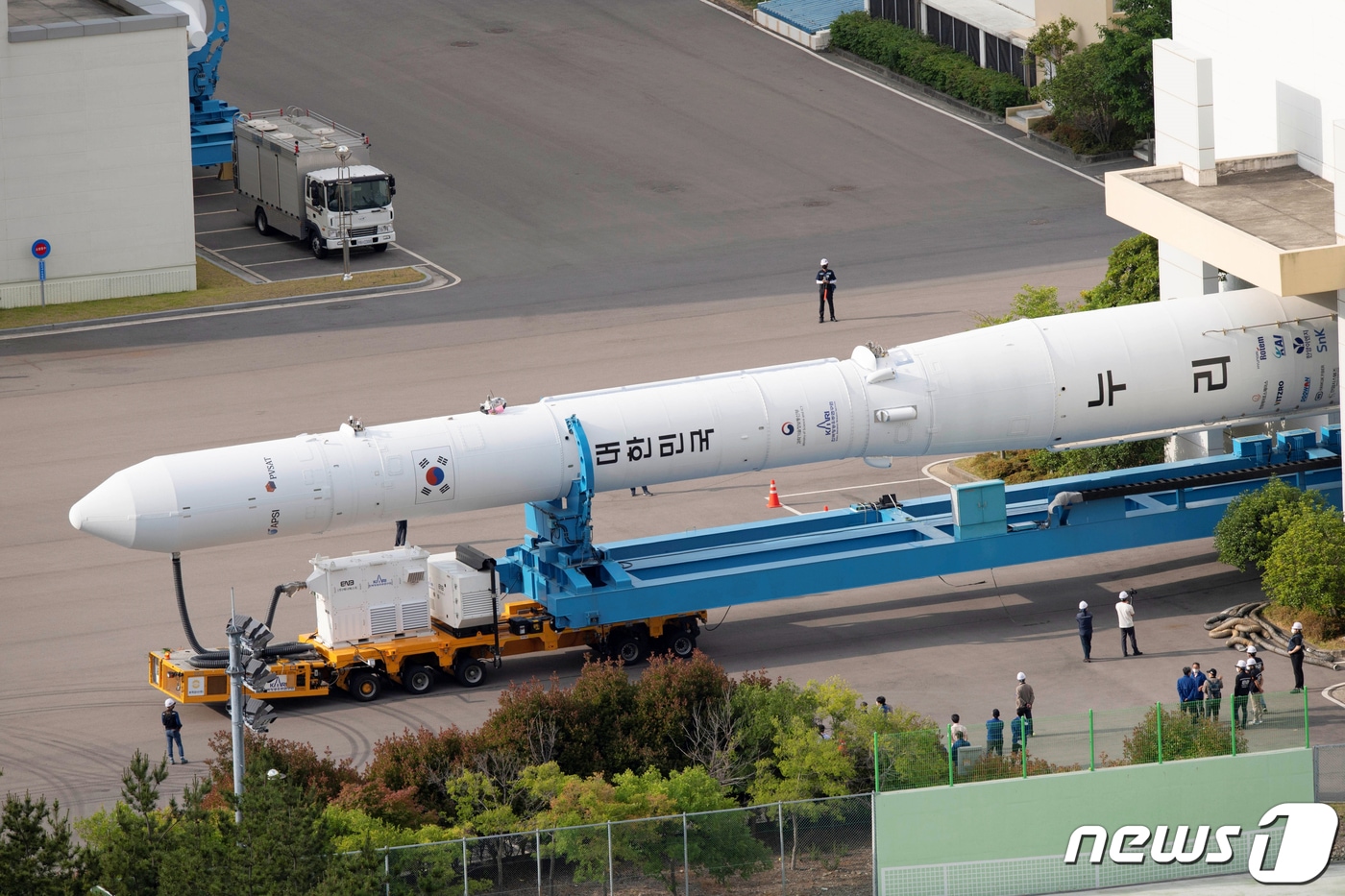 순수 국내 기술로 설계 및 제작된 한국형 발사체 누리호(KSLV-Ⅱ)의 2차 발사를 하루 앞둔 20일 누리호가 전남 고흥군 나로우주센터 조립동에서 나와 발사대로 이송되고 있다. (한국항공우주연구원 제공) 2022.6.20/뉴스1