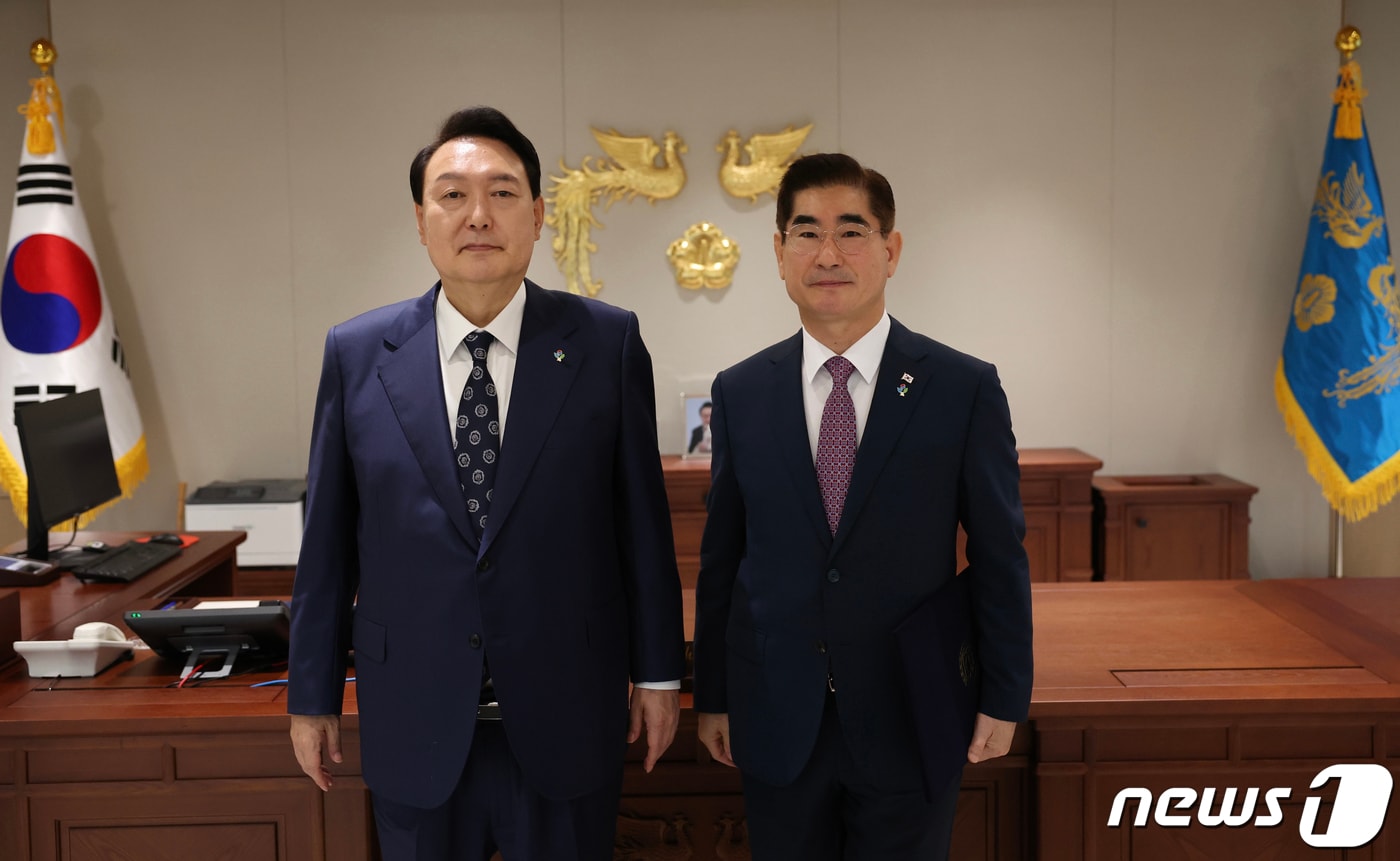 2022년 6월 20일 윤석열 대통령이 서울 용산 대통령실 청사에서 김용현 경호처장에게 임명장을 수여한 뒤 기념촬영을 하고 있다. (대통령실 제공) 2022.6.20/뉴스1 ⓒ News1 오대일 기자