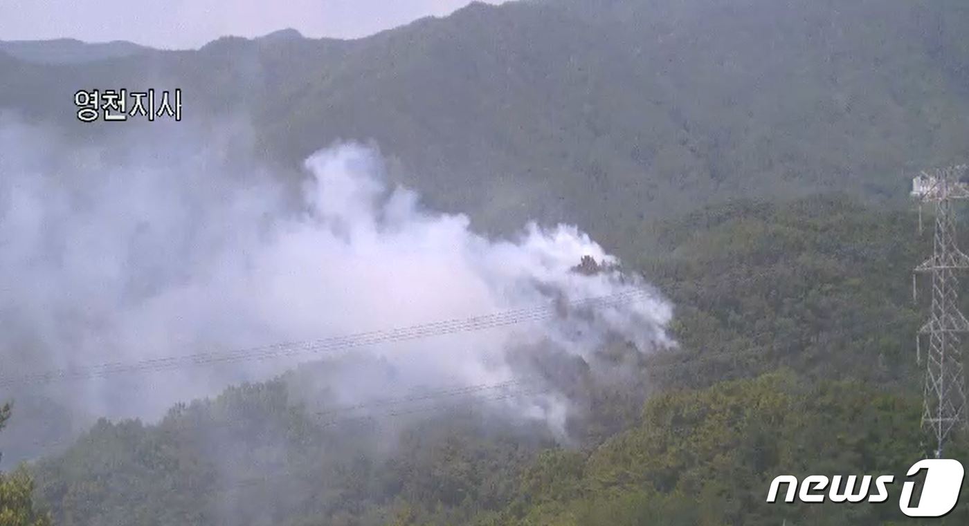 21일 오후 1시55분쯤 대구 동구 진인동 예비군 훈련장 인근 야산에서 불이 나 산림당국이 헬기 5대를 투입해 진화 중이다.(산림청 제공)ⓒ 뉴스1