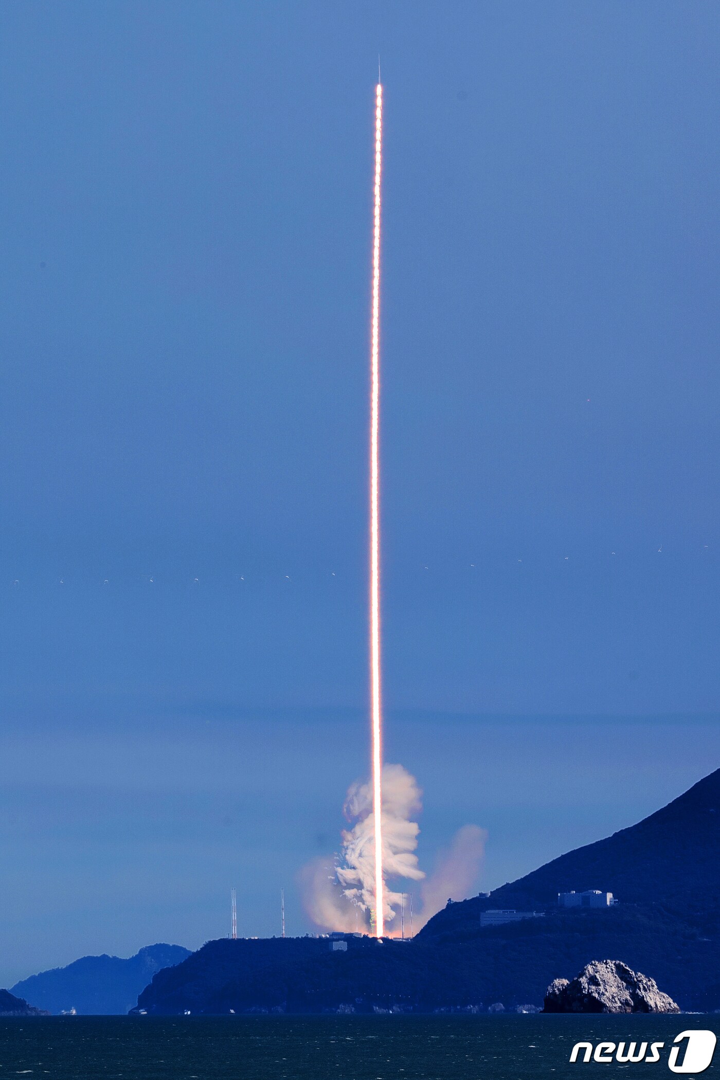 순수 국내기술로 제작된 한국형 최초 우주발사체 '누리호'(KSLV-Ⅱ)'가 21일 전남 고흥군 나로우주센터에서 발사되고 있다. 기상 문제와 기체 이상 발견으로 두 차례 미뤄진 누리호 2차 발사는 위성 모사체(더미 위성)만을 실었던 1차 발사 때와 달리, 실제 성능 검증 위성과 큐브 위성을 싣고 발사된다. (레이어 합성) 2022.6.21/뉴스1 ⓒ News1 조태형 기자