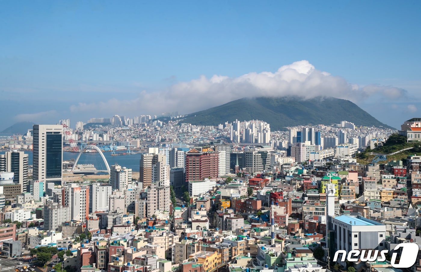 부산 중구 산복도로에서 바라본 영도구 봉래산 일대.2022.6.21/뉴스1 ⓒ News1 DB