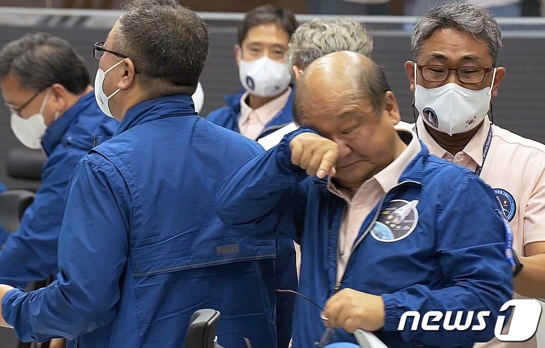 순수 국내기술로 제작된 한국형 최초 우주발사체 '누리호'(KSLV-Ⅱ)'가 성공적으로 발사된 21일 고흥 나로우주센터 임무통제센터에서 한 연구원이 기쁨의 눈물을 흘리고 있다. (한국항공우주연구원 제공) 2022.6.21/뉴스1 ⓒ News1 신웅수 기자