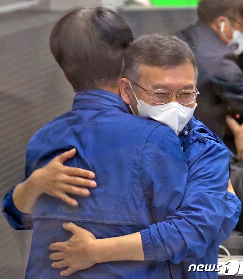 순수 국내기술로 제작된 한국형 최초 우주발사체 '누리호'(KSLV-Ⅱ)'가 성공적으로 발사된 21일 고흥 나로우주센터 임무통제센터에서 연구원들이 포옹하고 있다. (한국항공우주연구원 제공) 2022.6.21/뉴스1 ⓒ News1 장수영 기자