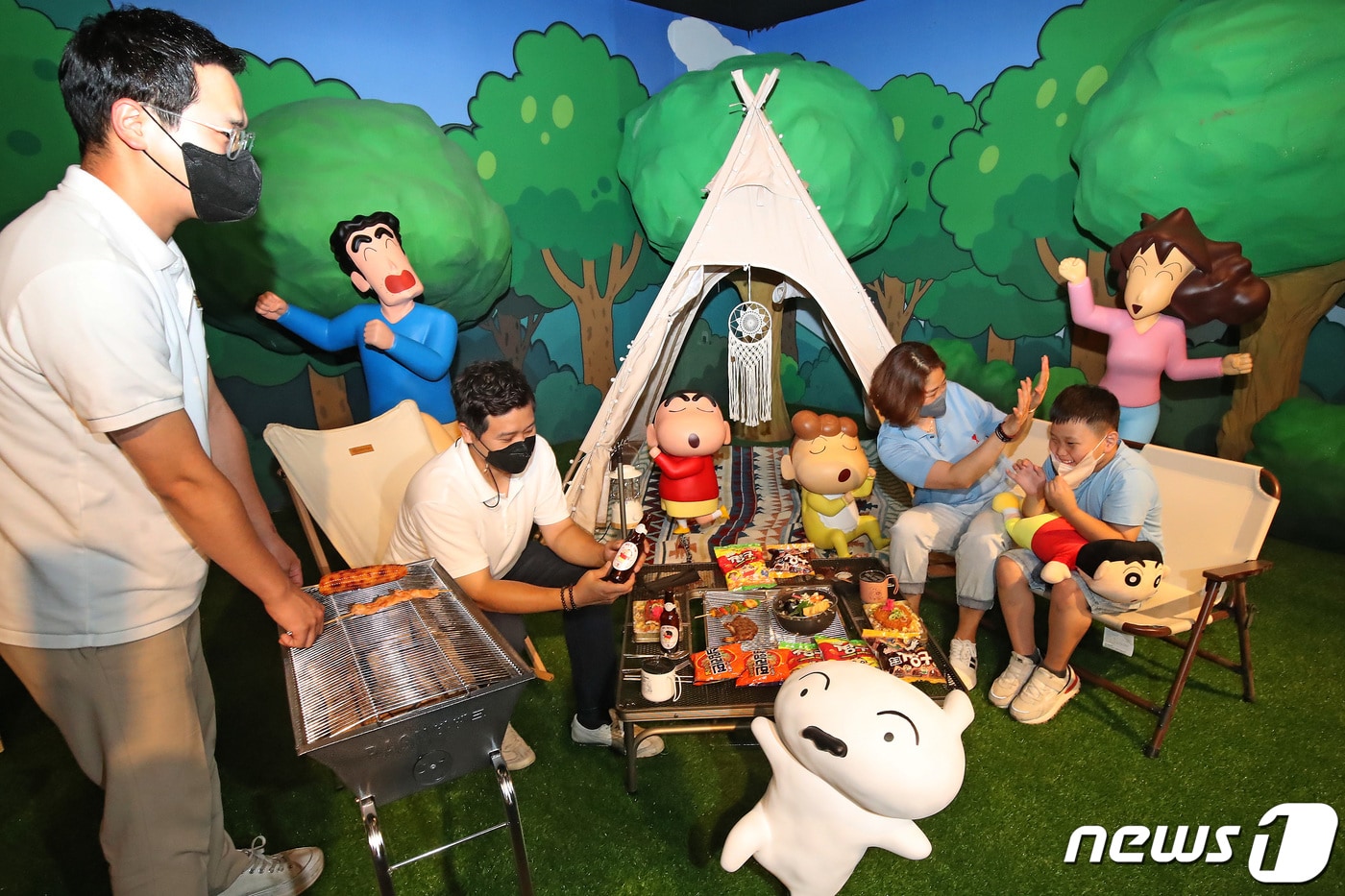 대구 이월드는 애니메이션 주인공 짱구를 테마로 기획한 '짱구 페스티벌-짱구야 캠핑 가자'를 오는 25일부터 내년 1월 8일까지 198일 동안 선보인다. 23일 이월드 83타워에서 전시 준비가 한창이다. 2022.6.23/뉴스1 ⓒ News1 공정식 기자