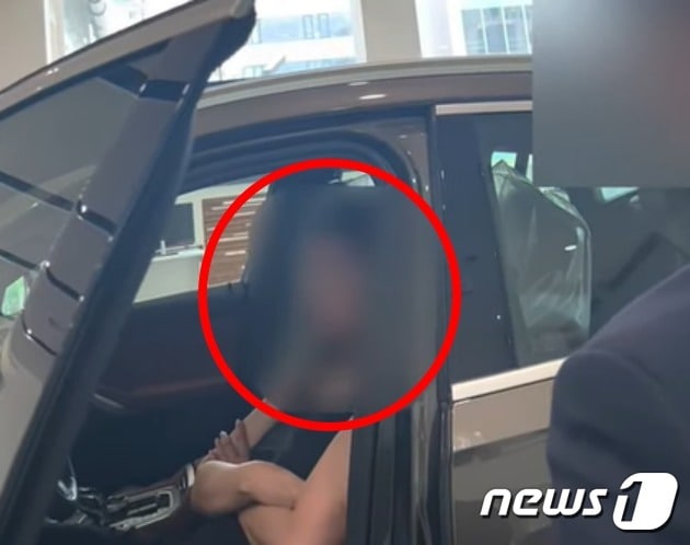 수입차 전시장에 방문해 난동을 피운 여성 A씨. (유튜브 갈무리) ⓒ 뉴스1