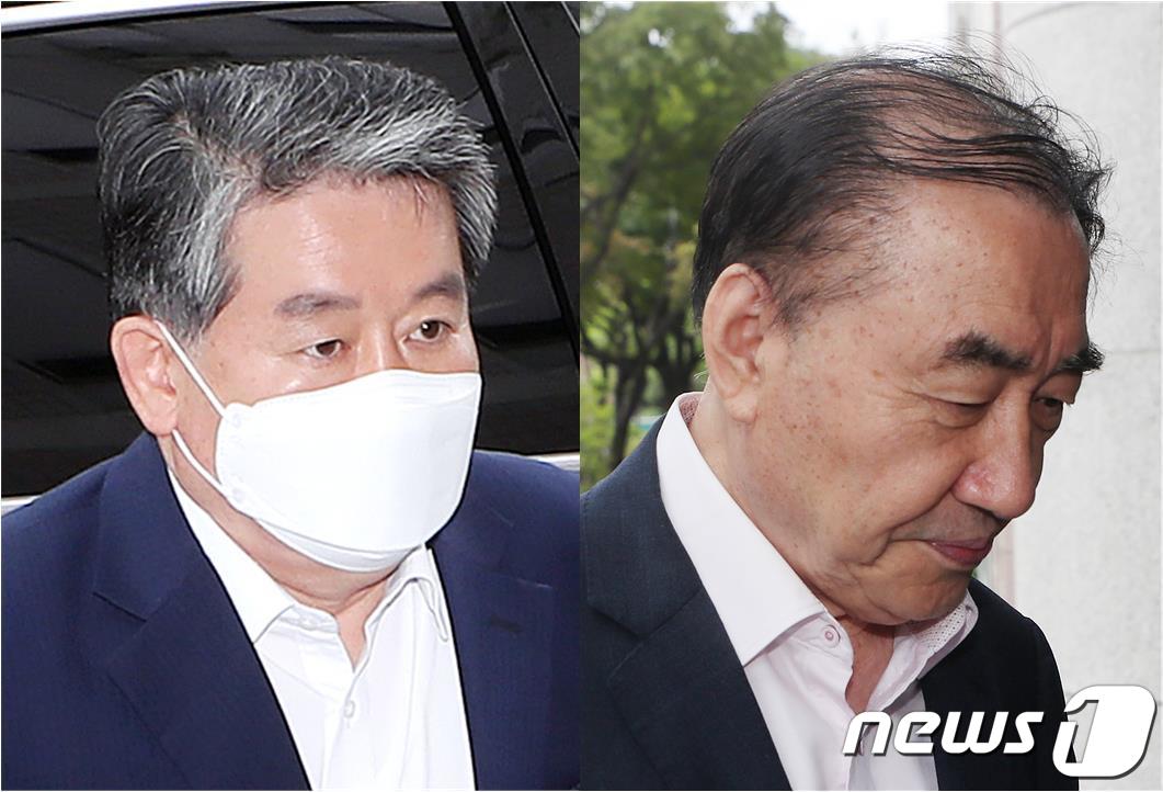 불법 토지거래 혐의를 받는 김경협 더불어민주당 의원(사진 왼쪽)과 이상수 전 노동부 장관이 24일 경기 부천시 인천지방법원 부천지원에 들어서고 있다. 2022.6.24/뉴스1 ⓒ News1 정진욱 기자