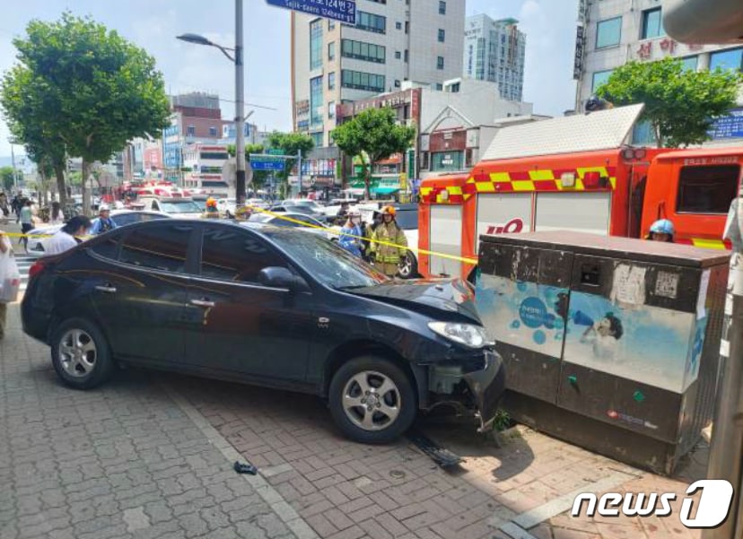 25일 오후 1시30분쯤 충북 청주시 서원구 사창동 사창사거리 인근 도로에서 A씨(45)가 몰던 승용차가 지상 변압기를 들이받아 소방당국이 구조 작업을 벌이고 있다.(충북소방본부 제공).2022.6.25/ⓒ 뉴스1