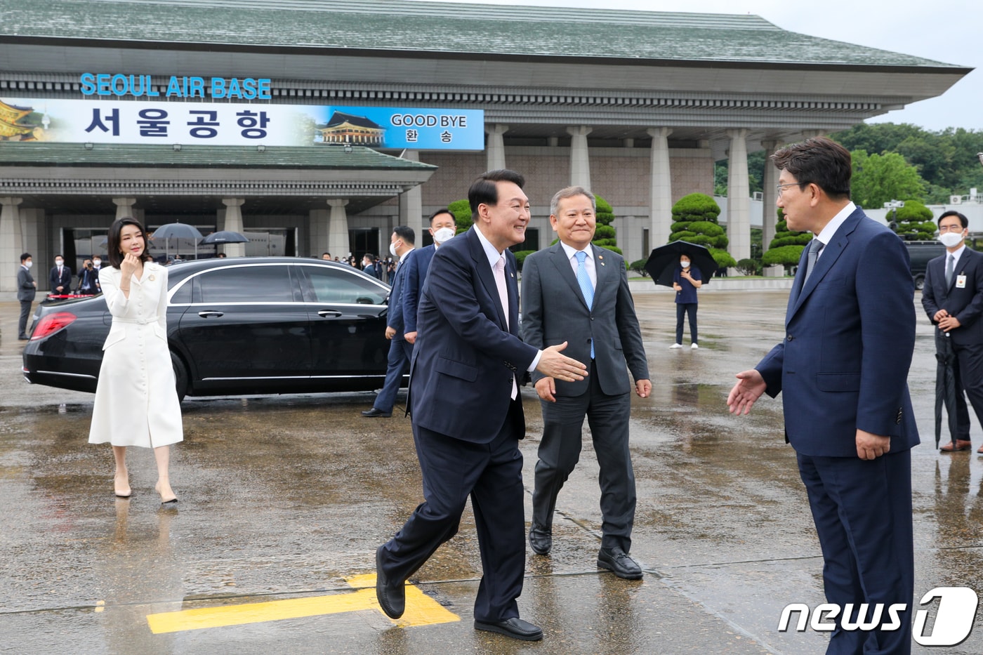 윤석열 대통령이 27일 오후 경기 성남 서울공항에서 나토(NATO, 북대서양조약기구) 정상회의 참석차 출국하기 위해 차량에서 내린 뒤 환송나온 권성동 국민의힘 원내대표와 악수하기 위해 다가가고 있다. 대통령실사진기자단 2022.6.27/뉴스1 ⓒ News1 안은나 기자