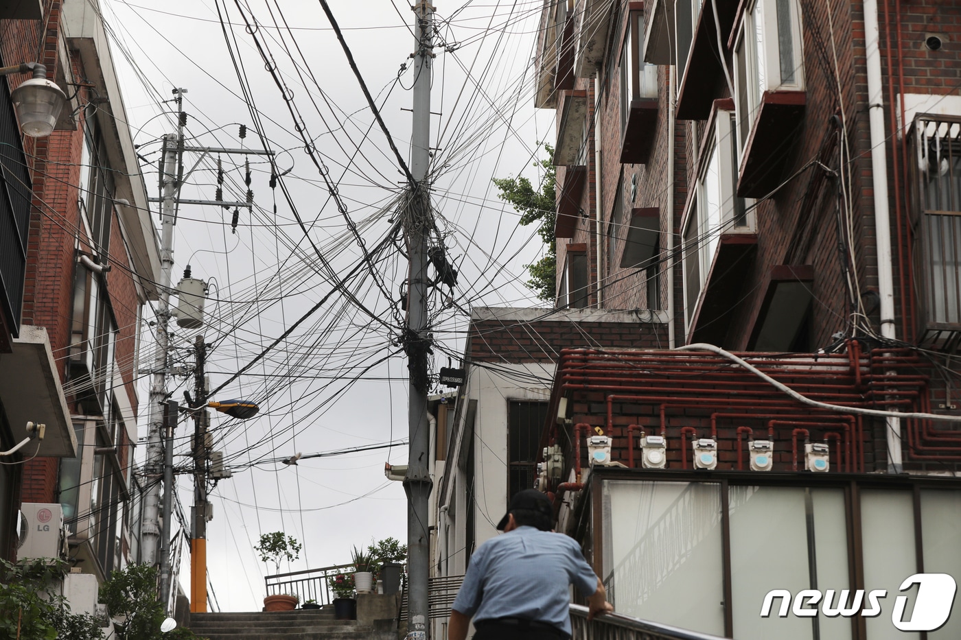 서울시내 주택가의 전신주. &#40;자료사진&#41; 2022.6.28/뉴스1 ⓒ News1 황기선 기자