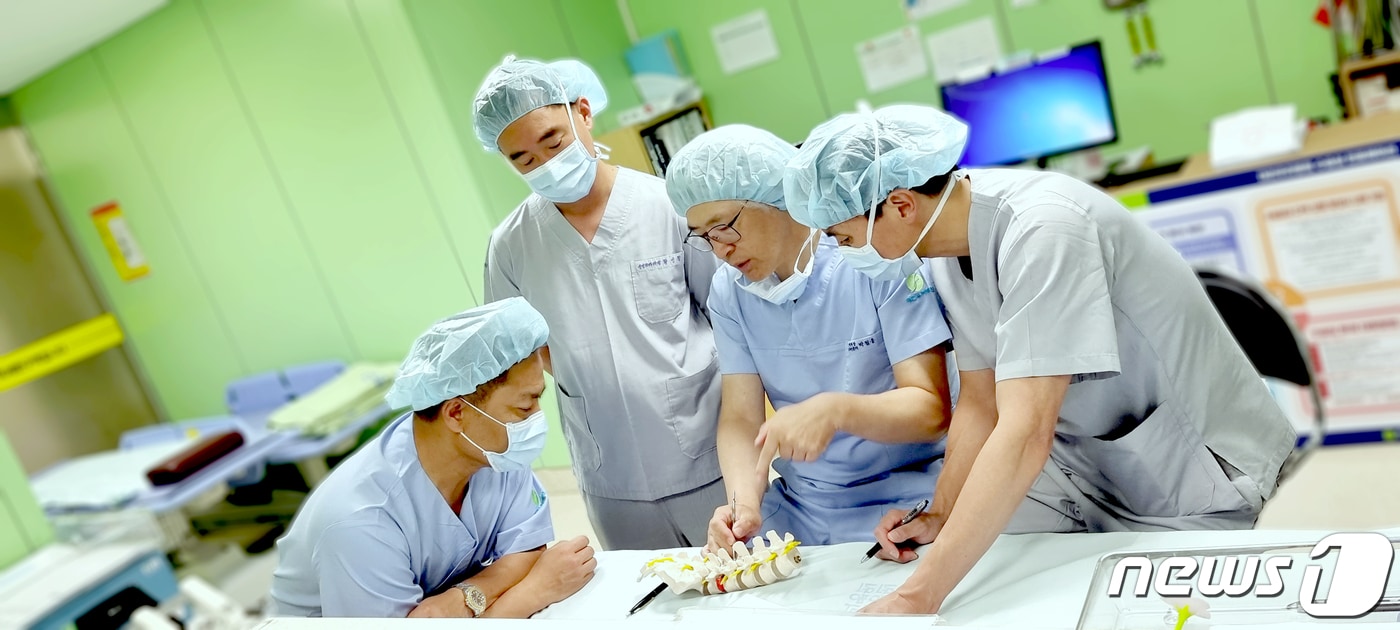 미국 뉴욕 대학병원, 뉴잉글랜드 침례병원, UCLA 의과대학병원 의료진이 양방향 척추 내시경을 배우기 위해 대전우리병원을 찾았다. ⓒ 뉴스1