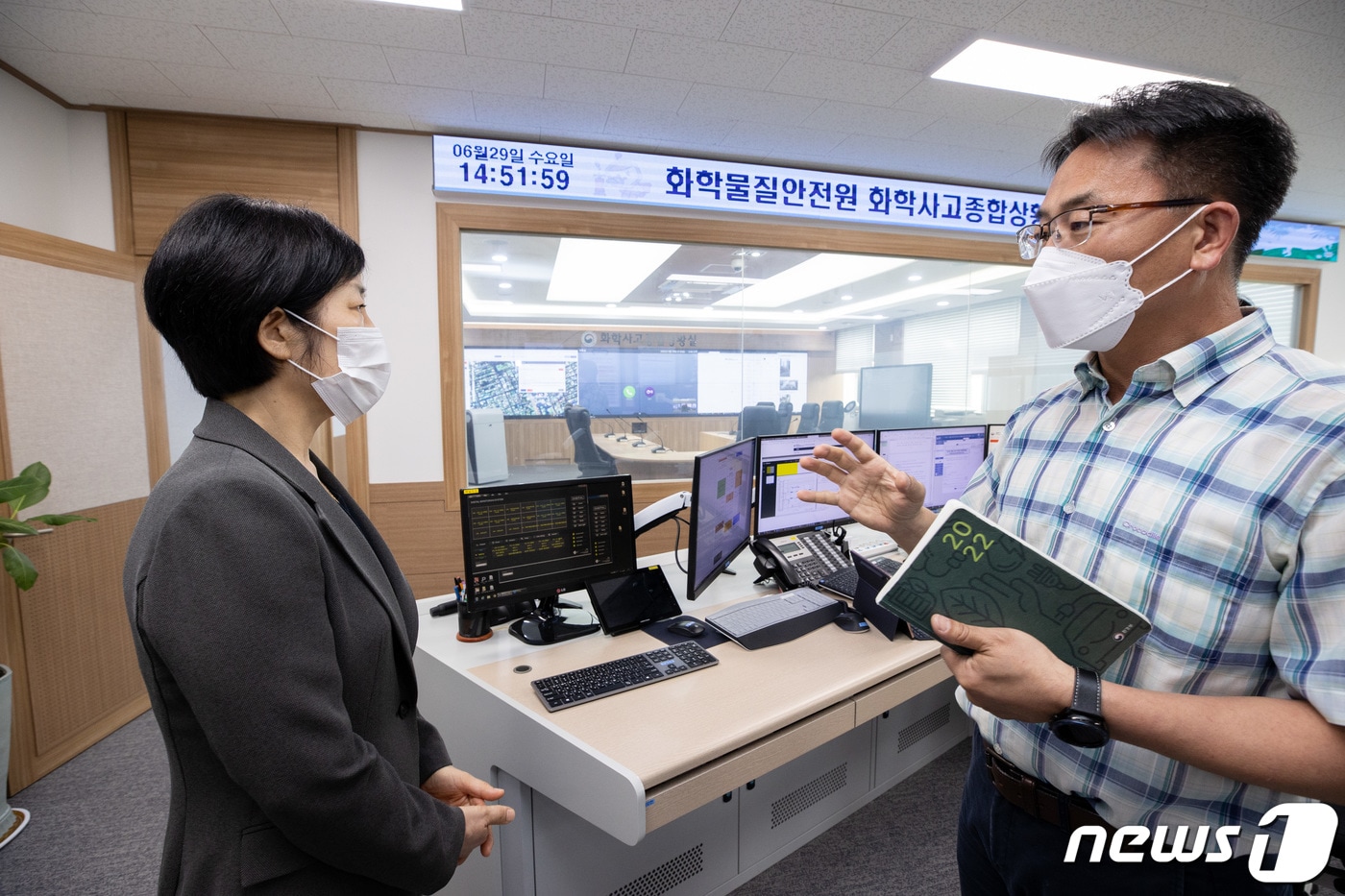 한화진 환경부 장관이 충청북도 청주시 화학물질안전원에서 시설을 둘러보고 있다. /뉴스1