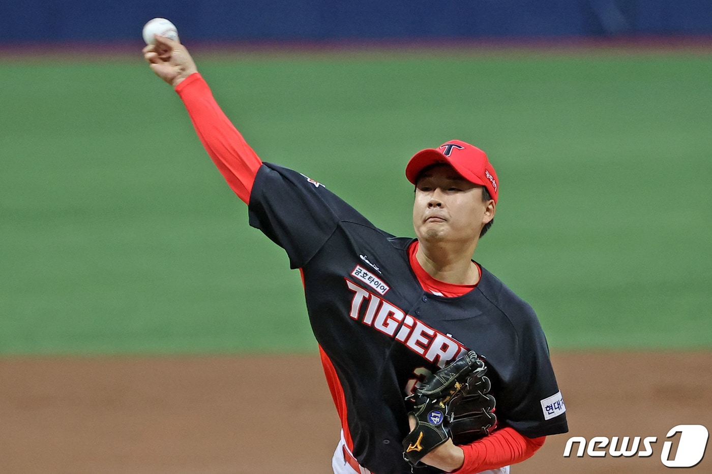 30일 서울 구로구 고척스카이돔에서 열린 프로야구 '2022 신한은행 SOL KBO리그' 키움 히어로즈와 KIA 타이거즈의 경기, 1회말 KIA 선발 투수로 나선 한승혁이 역투하고 있다. 2022.6.30/뉴스1 ⓒ News1 조태형 기자