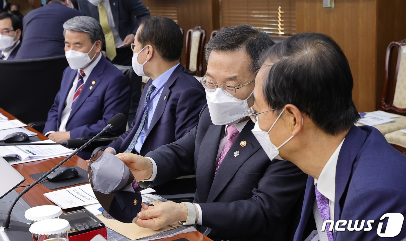 이종호 과학기술정보통신부 장관이 7일 용산 대통령실 청사 영상회의실에서 열린 국무회의에서 한덕수 국무총리에게 반도체 웨이퍼에 대한 설명을 하고 있다. &#40;대통령실사진기자단&#41; 2022.6.7/뉴스1 ⓒ News1 오대일 기자