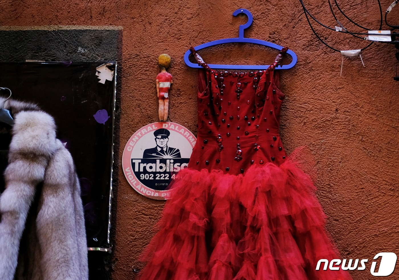 7일(현지시간) 스페인 바르셀로나 엘 라발 지역의 한 상점에서 판매 중인 여성 의류가 벽에 걸려있다. 2022.06.07/뉴스1 ⓒ 로이터=뉴스1 ⓒ News1 김민수 기자