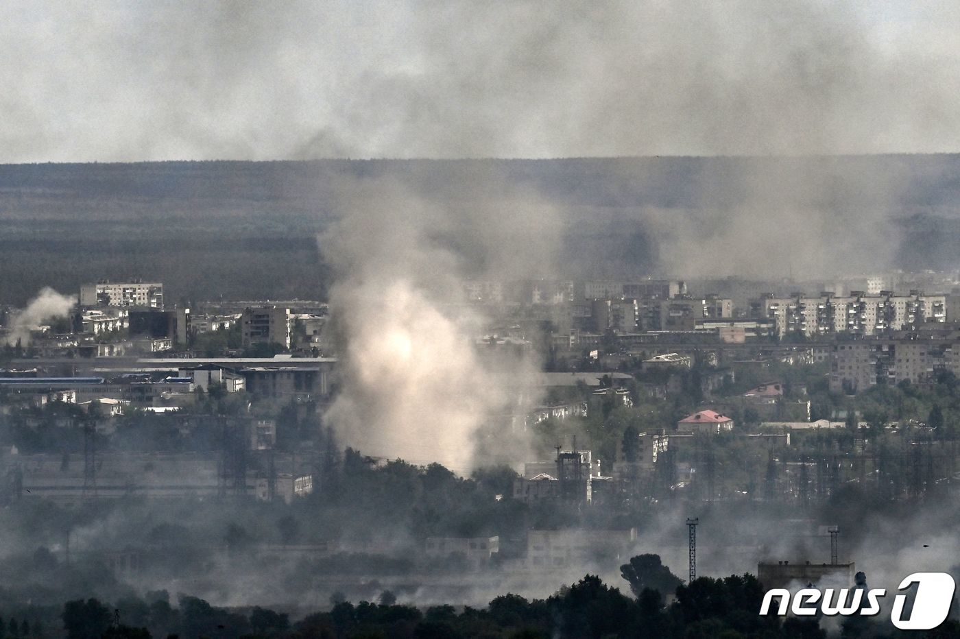 7일 (현지시간) 돈바스 세베로도네츠크에서 우크라이나 군과 러시아 군의 전투로 곳곳서 연기가 솟아오르고 있다. ⓒ AFP=뉴스1 ⓒ News1 우동명 기자