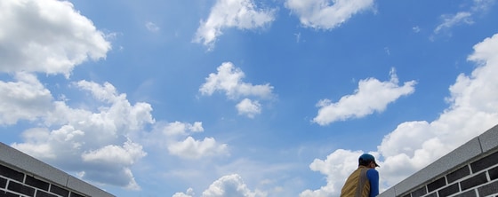 8일 전북 전주시 덕진공원 연화교 위로 구름이 걷히며 맑은 하늘이 드러나고 있다. 2022.6.8/뉴스1 ⓒ News1 유경석 기자