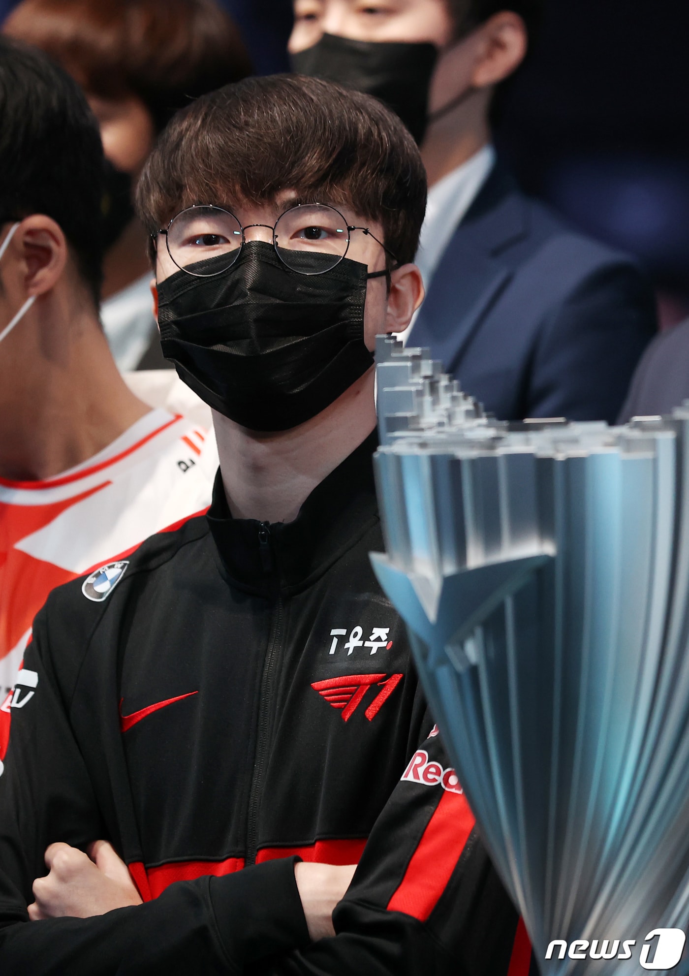 T1 &#39;페이커&#39; 이상혁이 8일 서울 종로구 롤파크에서 열린 2022 리그 오브 레전드 챔피언스 코리아&#40;LCK&#41; 서머 미디어데이에 참석해 기념 촬영을 하고 있다. 2022.6.8/뉴스1 ⓒ News1 조태형 기자
