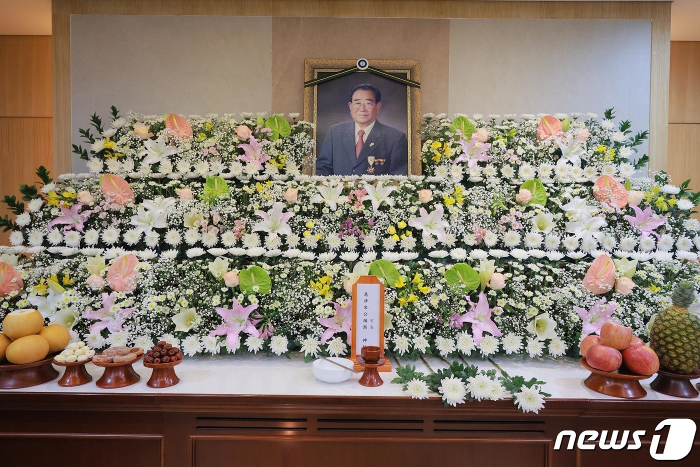 KBS의 장수 프로그램 '전국노래자랑' 현역 최고령 진행자 송해의 빈소가 8일 서울 종로구 서울대학교 병원 장례식장에 차려져 있다. 8일 경찰과 의료계에 따르면 송해는 이날 자택에서 별세했다. 향년 95세. 1927년생인 송해는 '바다 해'자를 예명 삼아 1955년 창공악극단을 통해 연예계에 데뷔, 1988년에 전국노래자랑 진행자를 맡아 34년 동안 방송을 이끌었다. 발인은 10일. 2022.6.8/뉴스1 ⓒ News1 사진공동취재단