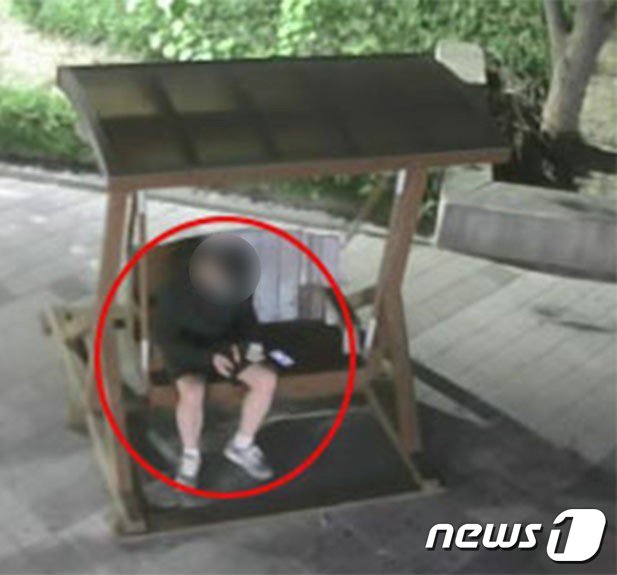 외투 속 현금 훔치는 절도범의 모습(강원경찰청 제공) 2022.6.9/뉴스1