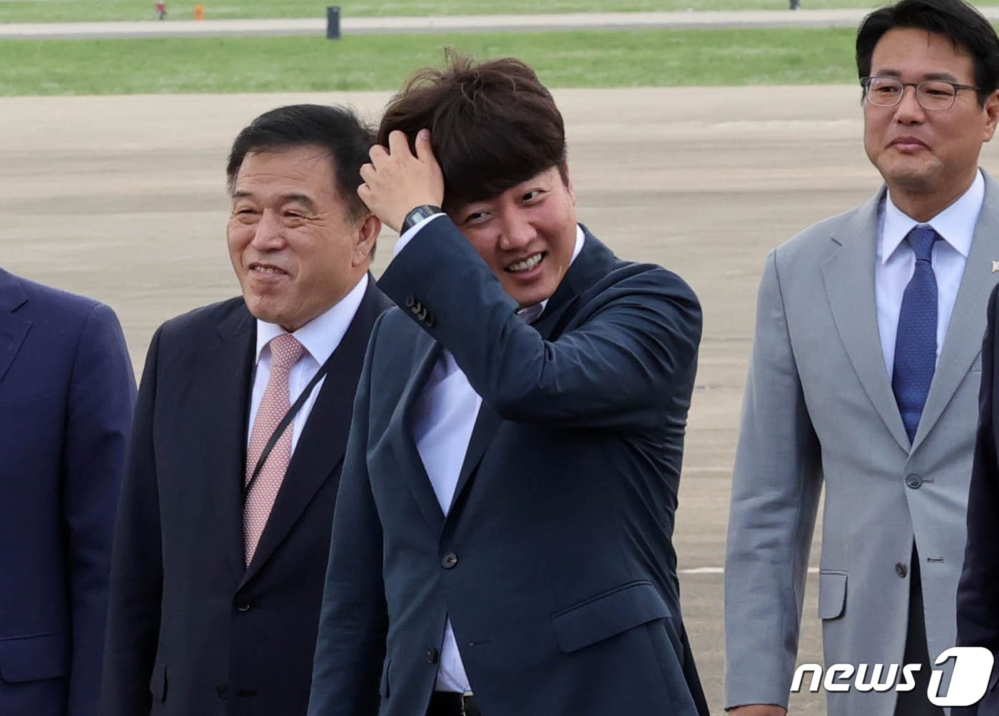 이준석 국민의힘 대표가 1일 윤석열 대통령과 김건희 여사를 영접한 뒤 겸연쩍은 듯 머리를 긁고 있다. 윤 대통령은 3박5일 동안 스페인 마드리드에서 열린 나토(NATO·북대서양조약기구) 정상회의 첫 순방을 마치고 경기 성남 서울공항에 도착해 이상민 행정안전부 장관, 송언석 국민의힘 원내수석부대표, 성일종 정책위의장, 이진복 정무수석, 이준석 국민의힘 대표, 김태효 국가안보실 1차장, 박진 외교부 장관의 마중을 받았다. (대통령실사진기자단) ⓒ News1 안은나 기자