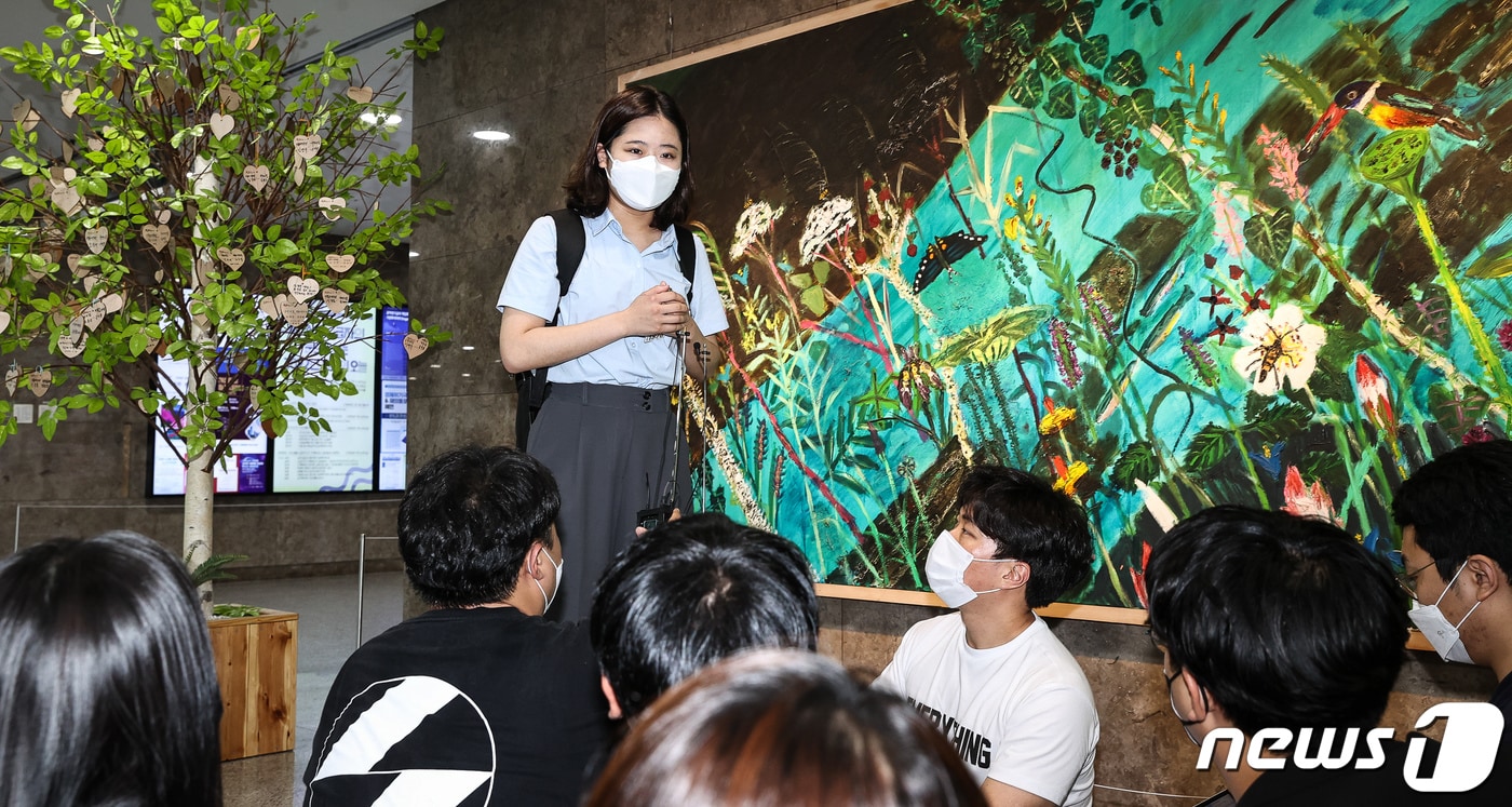 박지현 전 더불어민주당 비상대책위원장이 지난 1일 서울 여의도 국회 의원회관에서 열린 그린벨트(민주당 청년 정치인 연대) 결과 공유 파티 '용감한 여정'에 참석하기 전 취재진의 질문에 답변하고 있다. (공동취재) ⓒ News1 유승관 기자