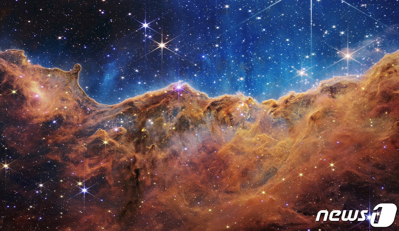 나사(NASA·미 항공우주국)가 12일(현지시간) 공개한 웹 망원경 관측 풀컬러 우주사진 중 카리나 성운의 '우주 절벽'. ⓒ 로이터=뉴스1 ⓒ News1 최서윤 기자