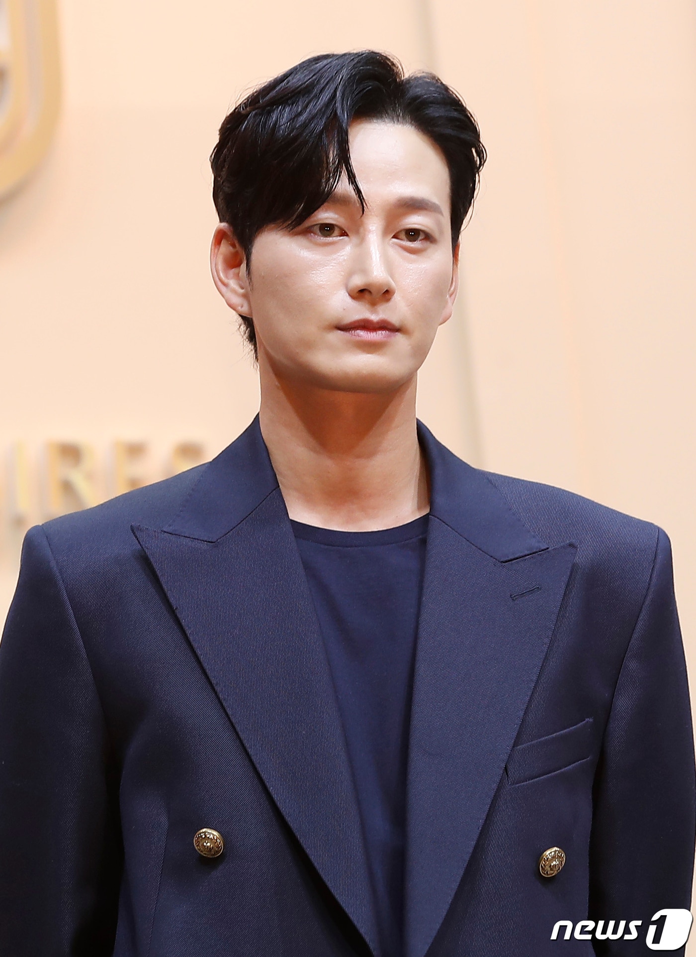 배우 이현욱이 13일 오전 서울 중구 크레스트72에서 열린 넷플릭스 시리즈 '블랙의 신부' 제작발표회에서 포즈를 취하고 있다. '블랙의 신부'는 사랑이 아닌 조건을 거래하는 상류층 결혼정보 회사에서 펼쳐지는 복수와 욕망의 스캔들을 그린 작품이다. 2022.7.13/뉴스1 ⓒ News1 권현진 기자