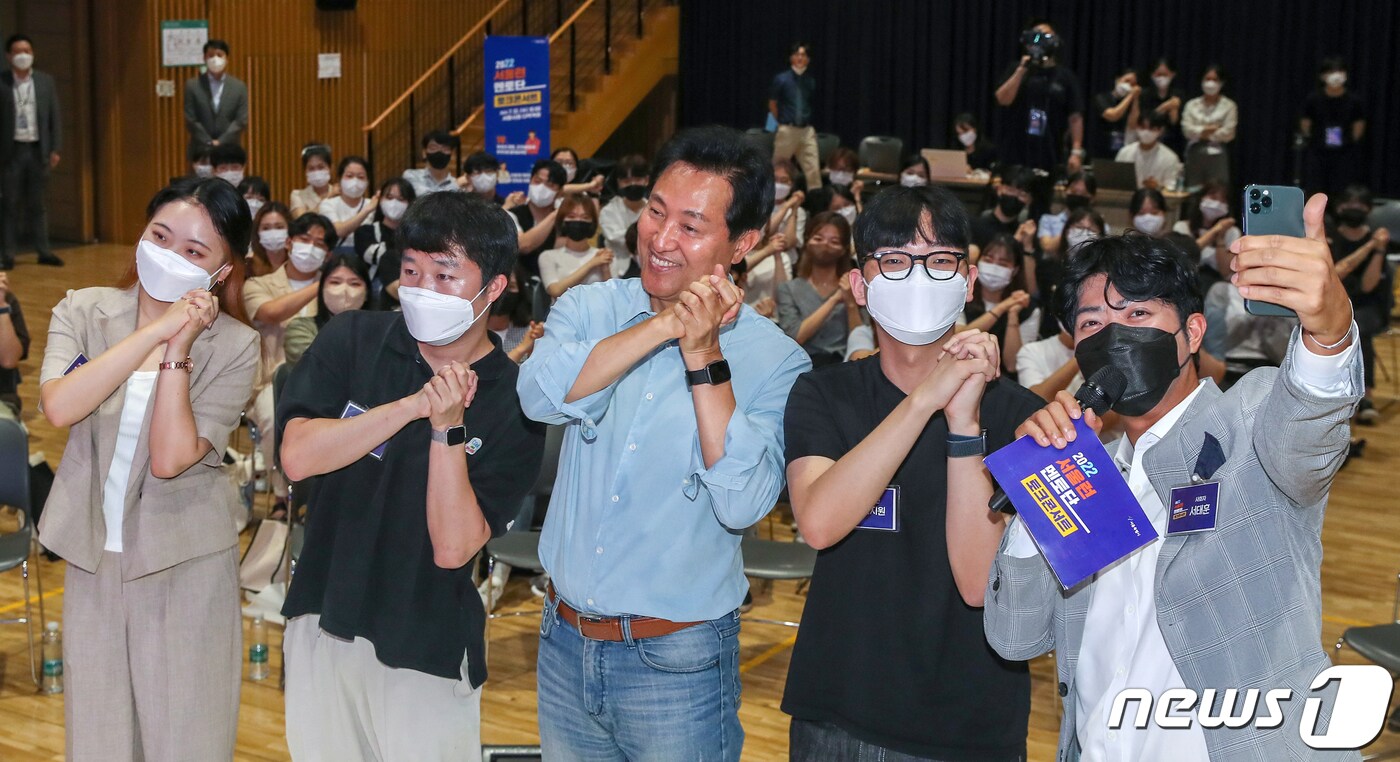 오세훈 서울시장이 서울 중구 서울시청에서 열린 &#39;서울런 멘토단 하반기 오리엔테이션&#39;에서 청년 멘토들과 함께 기념촬영을 하고 있다. &#39;2022.7.13/뉴스1 ⓒ News1 민경석 기자