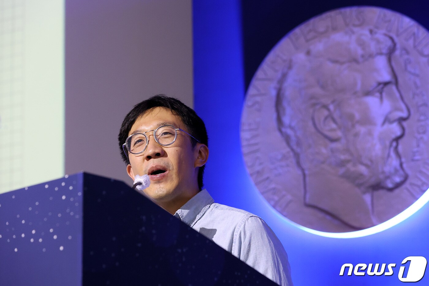 수학계의 노벨상으로 불리는 '필즈상'을 수상한 허준이 미국 프린스턴대학교 교수(한국 고등과학원 석학교수)가 13일 서울 동대문구 한국과학기술원 고등과학원에서 2022 필즈상 수상 기념 강연을 하고 있다. 2022.7.13/뉴스1 ⓒ News1 조태형 기자