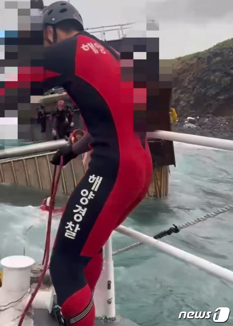 14일 오전 제주 차귀도 인근 해상에서 좌초된 어선에서 해경이 승선원들을 구조하고 있다.(제주해양경찰서 제공) 2022.7.14/뉴스1ⓒ News1