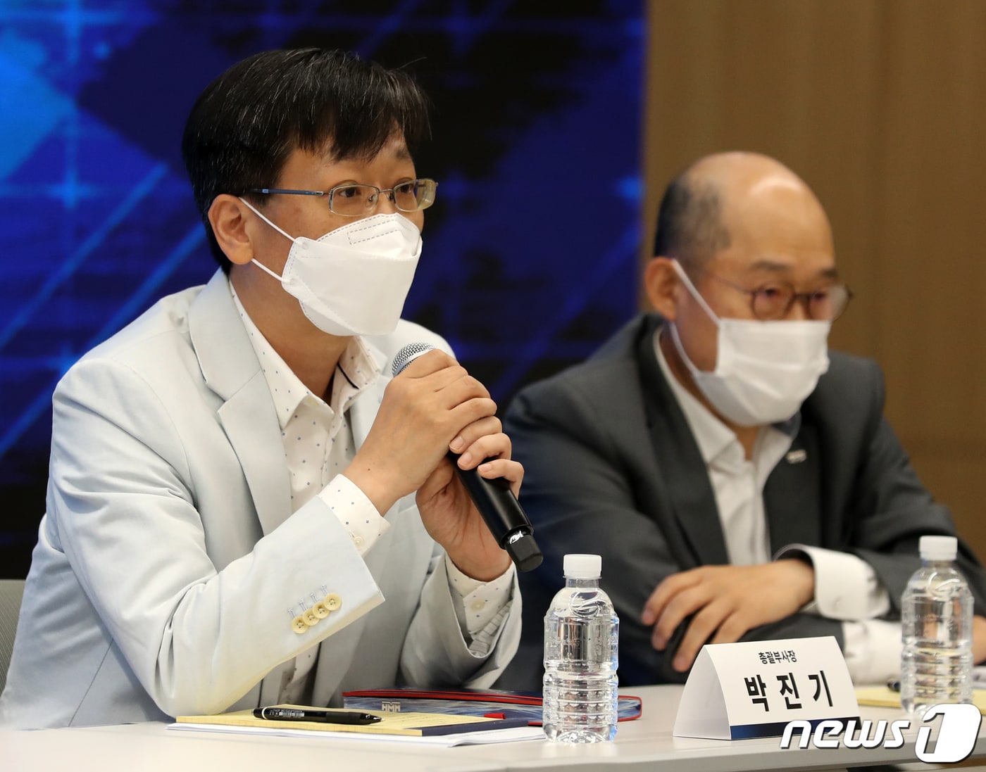 박진기 HMM 총괄부사장이 14일 서울 영등포구 여의도 파크원 타워1 HMM 대회의실에서 열린 비전 선포식에서 중장기 전략 발표를 마친 후 취재진 질문에 답하고 있다. 2022.7.14/뉴스1 ⓒ News1 김진환 기자