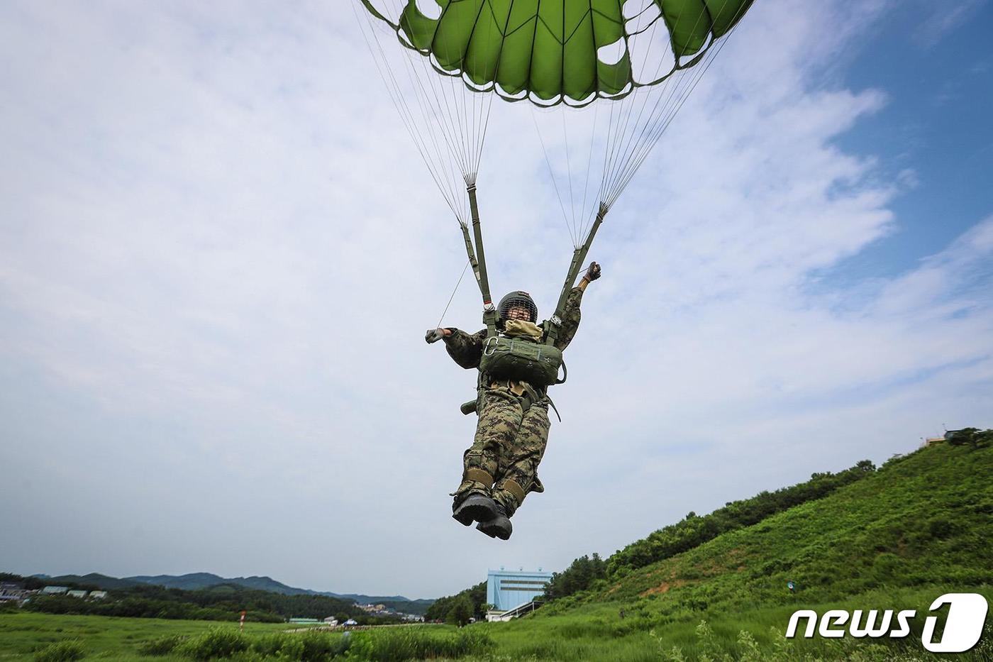 육군사관학교는 3학년 생도들이 지난달 27일부터 특수전학교에서 공수기본 훈련을 하고 있다고 15일 밝혔다. (육군사관학교 제공) 2022.7.15/뉴스1
