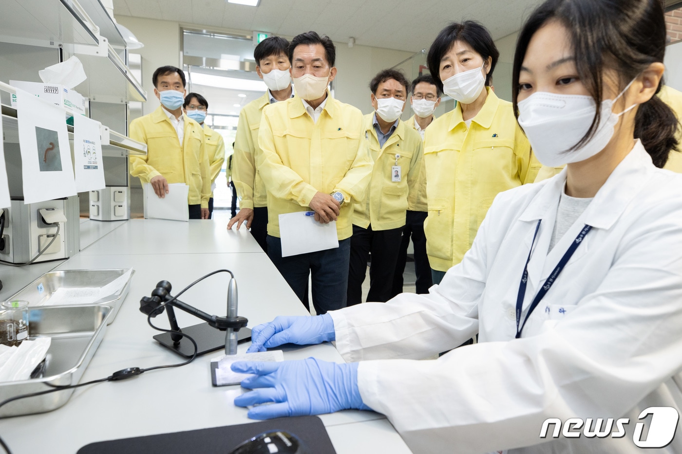 한화진 환경부 장관이 경기도 수원 장안구 광교정수장에서 수원의 수돗물 유충 발생 현장 대응상황을 점검하고 있다. 최근 전국 곳곳 정수장에서 발견되고 있는 유충 발생 문제를 해결하기 위한 방문이다. &#40;환경부 제공&#41; 2022.7.15/뉴스1