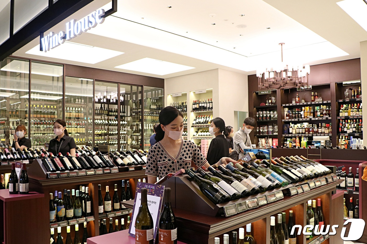 대구신세계백화점 지하 1층 건강·와인숍이 18일 확장 오픈했다.(대구신세계 제공)ⓒ 뉴스1