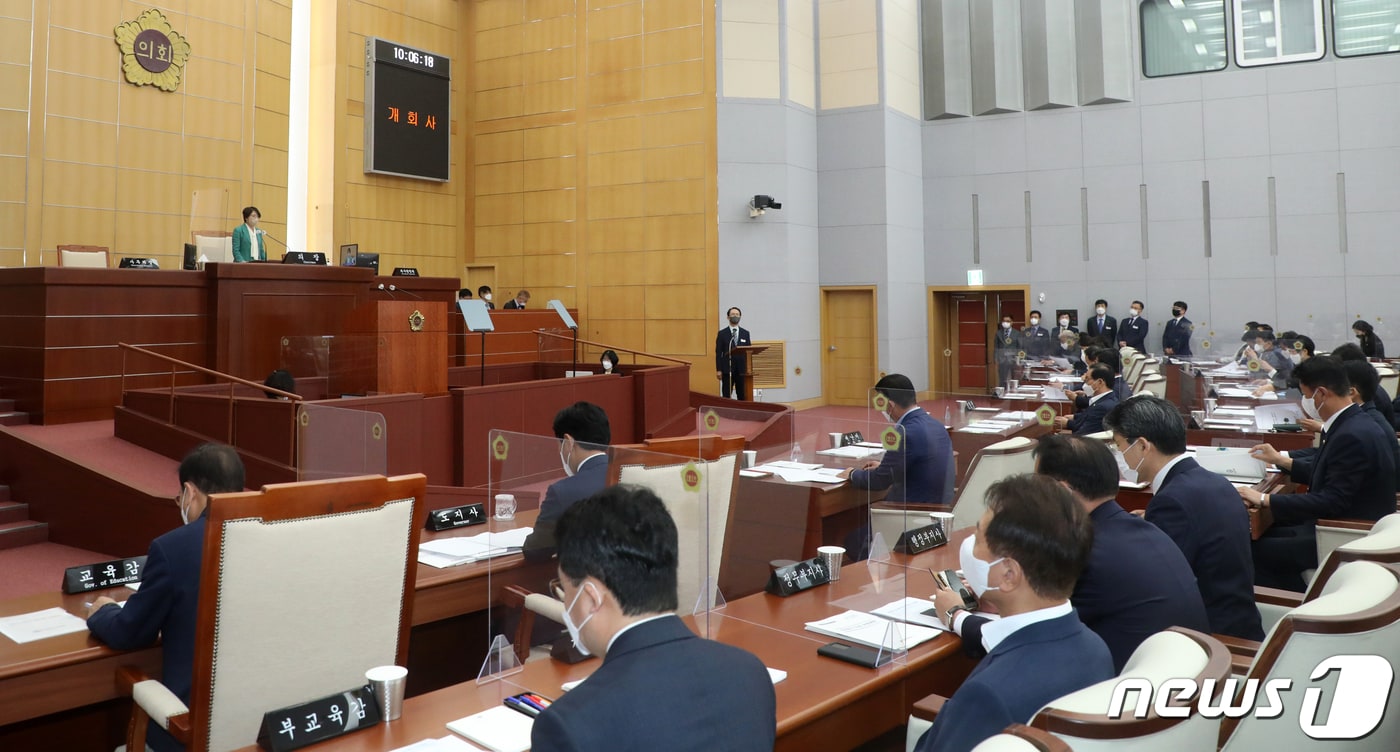 국주영은 전북도의회 의장이 7월18일 전북 전주시 전북도의회에서 열린 '전라북도의회 본회의 개회식(제392회 임시회)'에서 개회사를 하고 있다. 2022.7.18/뉴스1 ⓒ News1 유경석 기자