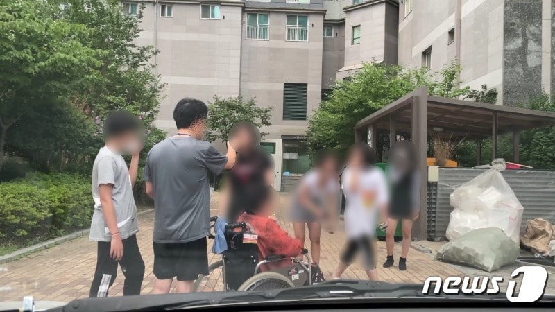 부산 북구의 한 아파트 단지 안에서 당당하게 담배를 피우는 여학생들이 입주민의 훈계를 듣는 모습. ('보배드림' 갈무리) ⓒ 뉴스1