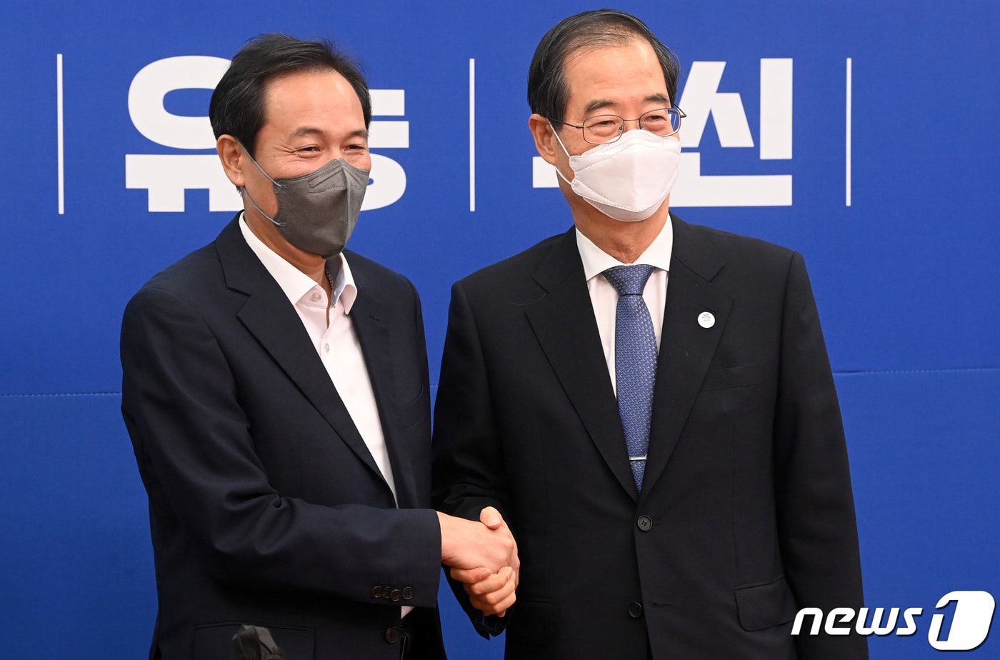 2022년 7월 20일 한덕수 국무총리(오른쪽)가 서울 여의도 국회에서 열리는 본회의에 앞서 우상호 더불어민주당 비상대책위원장과 만나 인사하고 있다. (공동취재) 2022.7.20/뉴스1 ⓒ News1 이재명 기자