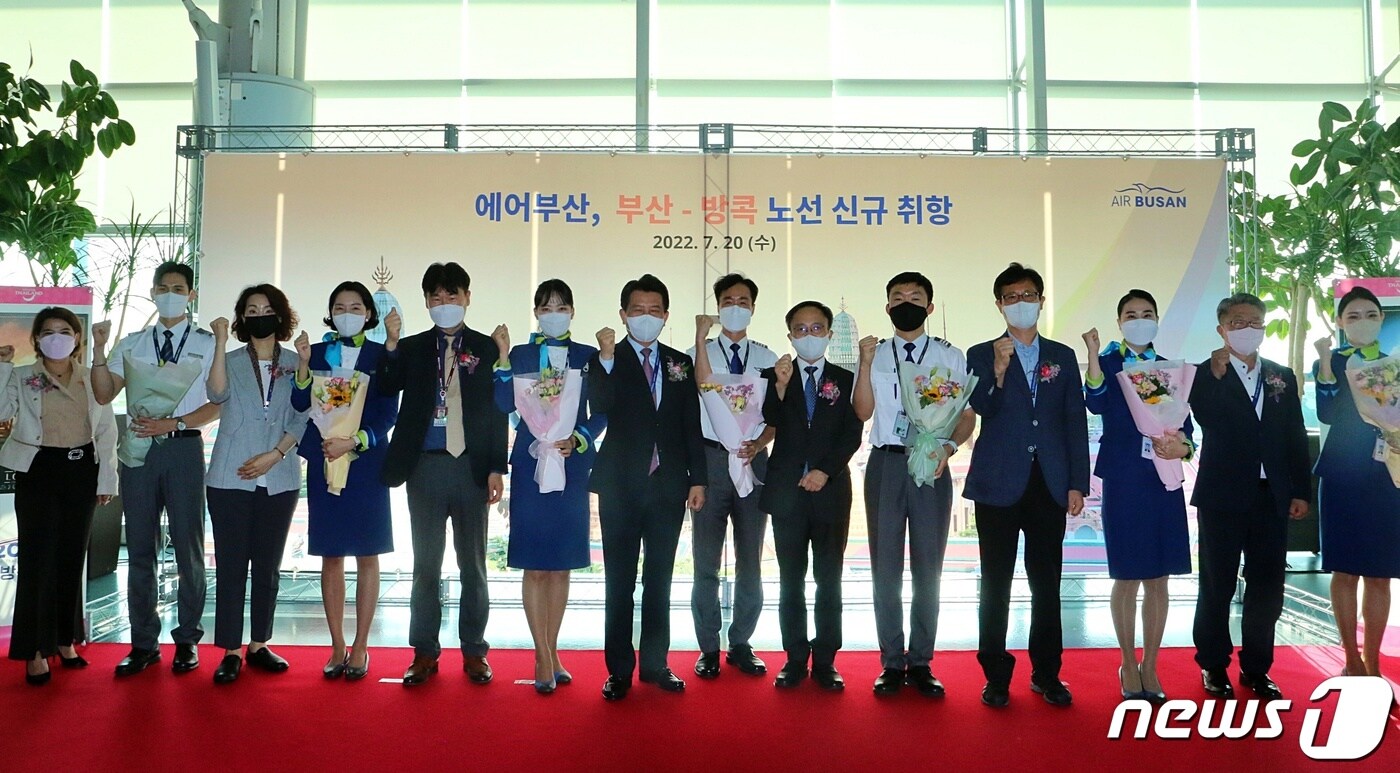 안병석 에어부산 대표(왼쪽 일곱번째)를 비롯한 관계 기관 관계자들이 20일 부산~방콕 노선 신규 취항을 기념해 사진 촬영을 하고 있다.(에어부산 제공) ⓒ 뉴스1